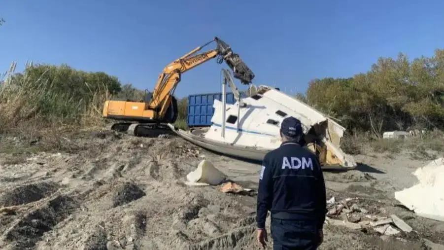 Smaltimento imbarcazioni migranti, al via fase esecutiva della gara comunitaria indetta da Adm Calabria images Smaltimento imbarcazioni migranti, al via fase esecutiva della gara comunitaria indetta da Adm Calabria