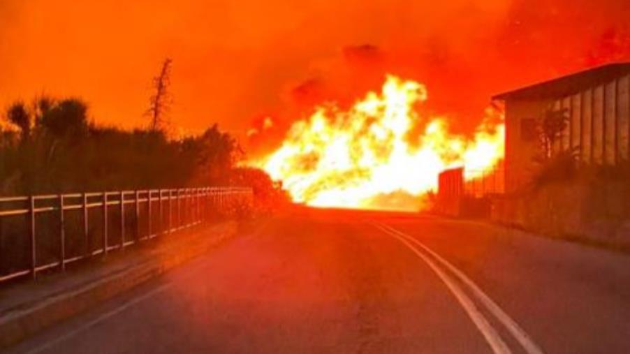 images Incendi, chiusa la Ss 106 per un tratto nel Reggino