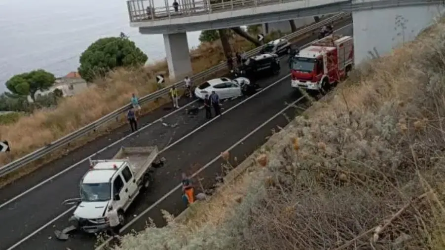 Incidente grave a Copanello, scontro tra furgone e auto: 5 feriti images Incidente grave a Copanello, scontro tra furgone e auto: 5 feriti