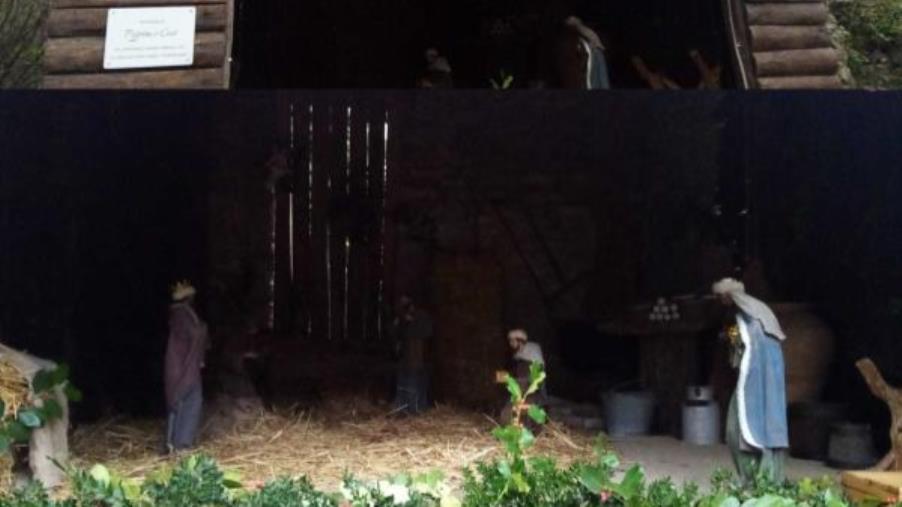 Girifalco, i volontari delle Festività allestiscono il presepe nella cappella votiva in località "Taduasi" images Girifalco, i volontari delle Festività allestiscono il presepe nella cappella votiva in località "Taduasi"