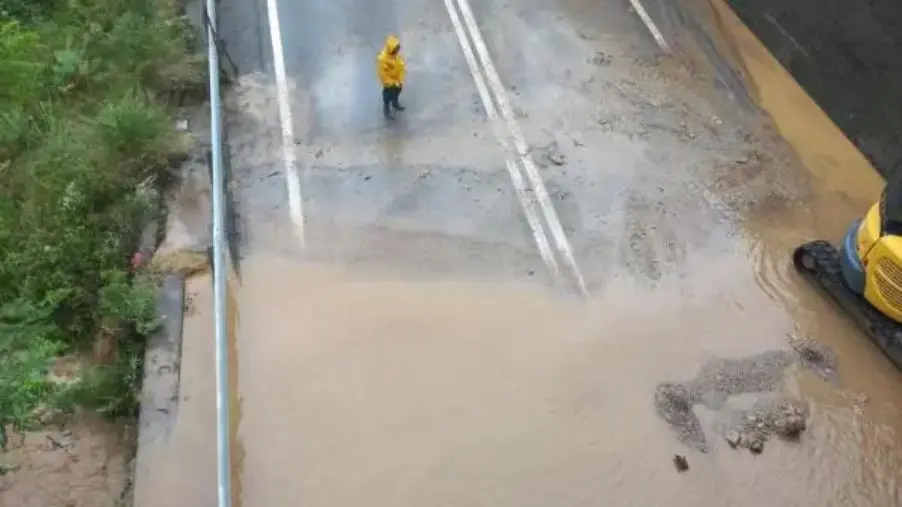 Viabilità, in corso le attività di ripristino della strada dopo la frana sulla Ss. "Delle Calabrie" images Viabilità, in corso le attività di ripristino della strada dopo la frana sulla Ss. "Delle Calabrie"