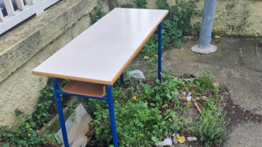 images Catanzaro, tombino scoperto in una scuola: da un mese segnalato con un banco