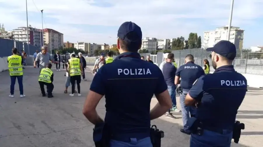 Crotone-Catanzaro, Daspo per un tifoso rossoblu: lanciati seggiolini e fumogeni in campo images Crotone-Catanzaro, Daspo per un tifoso rossoblu: lanciati seggiolini e fumogeni in campo