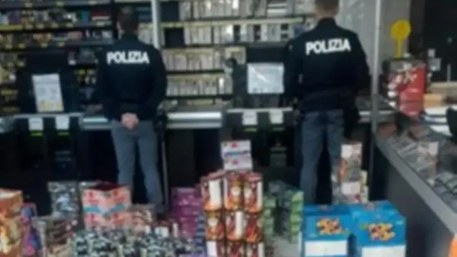 images Crotone, sequestrati 280 chili di artifici pirotecnici: 2 persone denunciate
