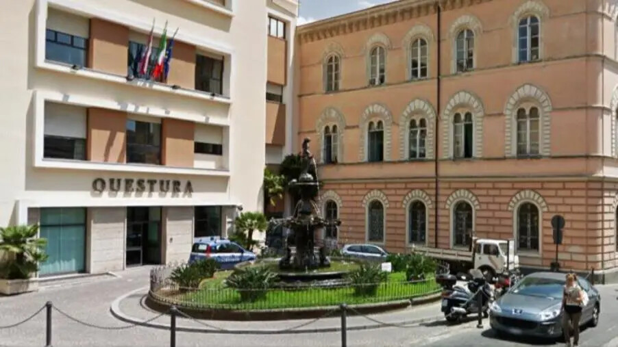 Catanzaro, tenta di disfarsi della droga: per 5 anni non potrà accedere ai locali della periferia sud images Catanzaro, tenta di disfarsi della droga: per 5 anni non potrà accedere ai locali della periferia sud