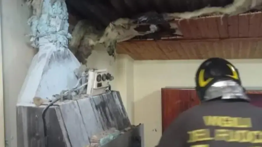 Incendio in un'abitazione nel Catanzarese: intervento dei vigili del fuoco images Incendio in un'abitazione nel Catanzarese: intervento dei vigili del fuoco