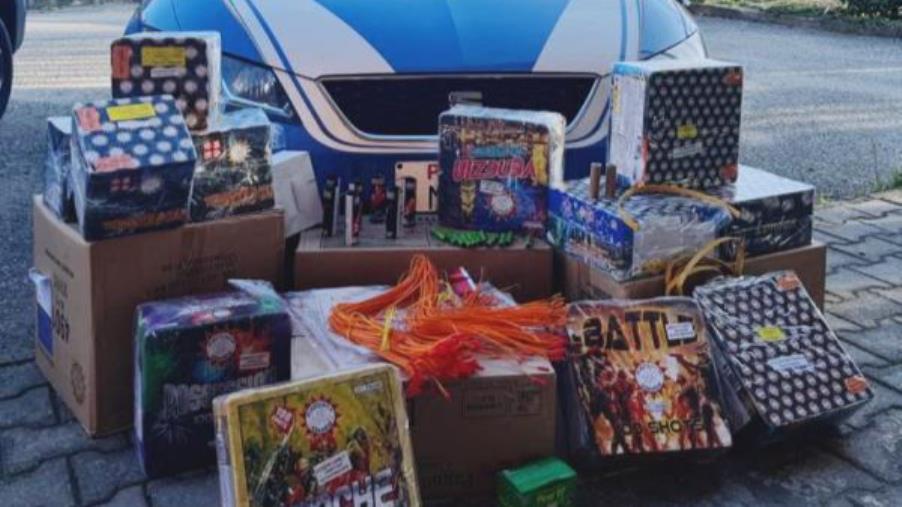 Vibo, deteneva illegalmente 6 chili di artifizi pirotecnici in casa: denunciato images Vibo, deteneva illegalmente 6 chili di artifizi pirotecnici in casa: denunciato