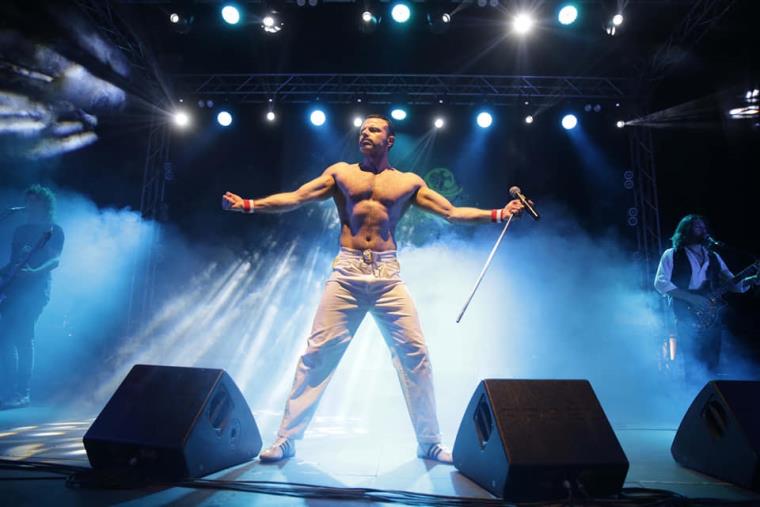 images Cropani, va a fuoco un appartamento con turisti 