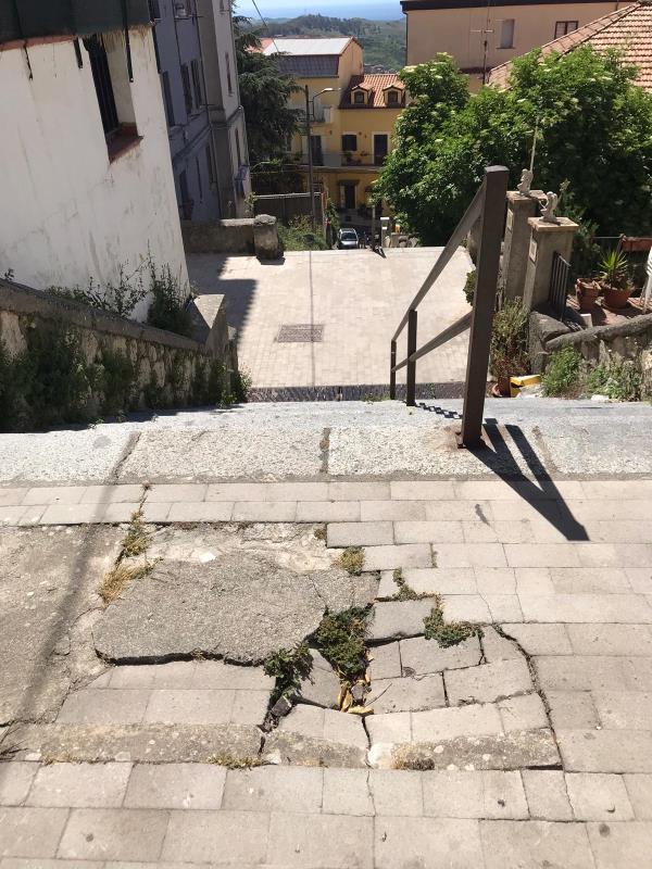 images Catanzaro. Costanzo: "In via Masciari erba alta dappertutto, strade dissestate, parchi giochi e aree a verde inagibili e pericolose"