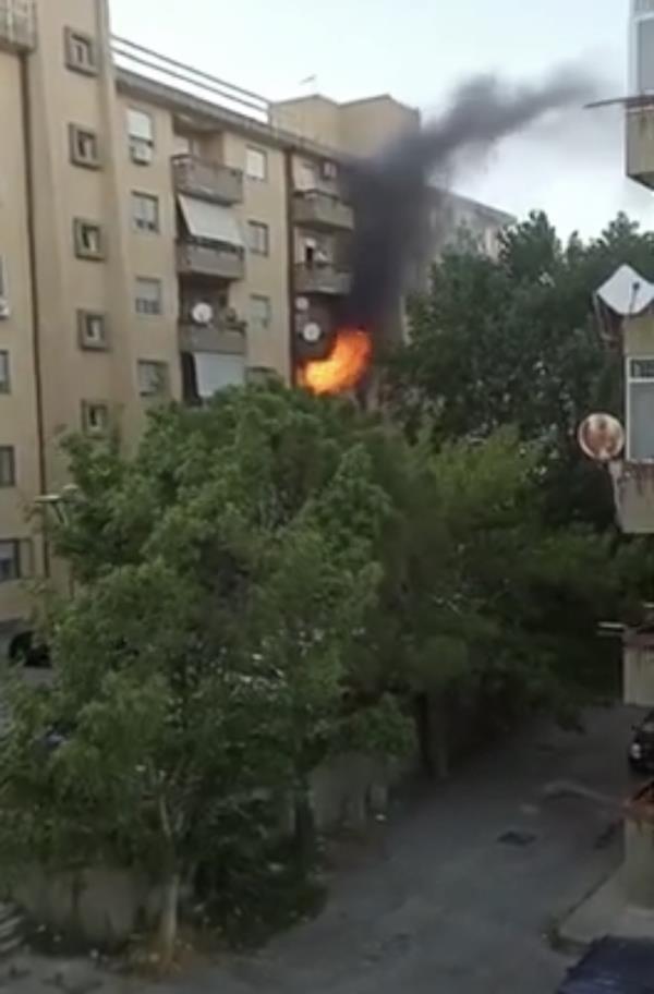 images Catanzaro. Incendio nel quartiere Pistoia: fiamme in un appartamento (VIDEO)
