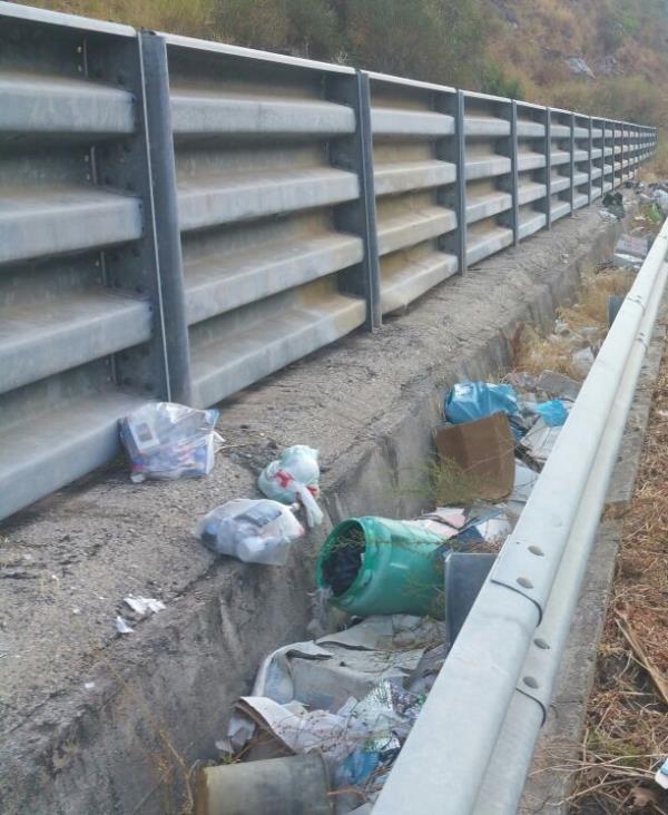 images Taverna, ancora rifiuti sulla Sp25 Fondovalle