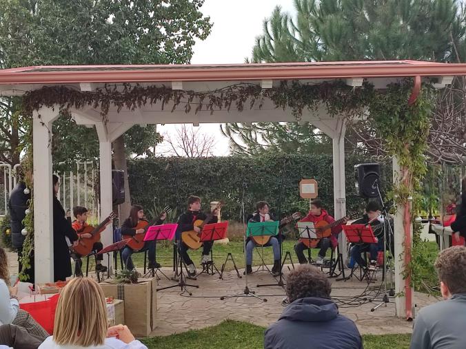 images Concerto 'spensierato' nel giardino dell'ospedale Giovanni Paolo II 