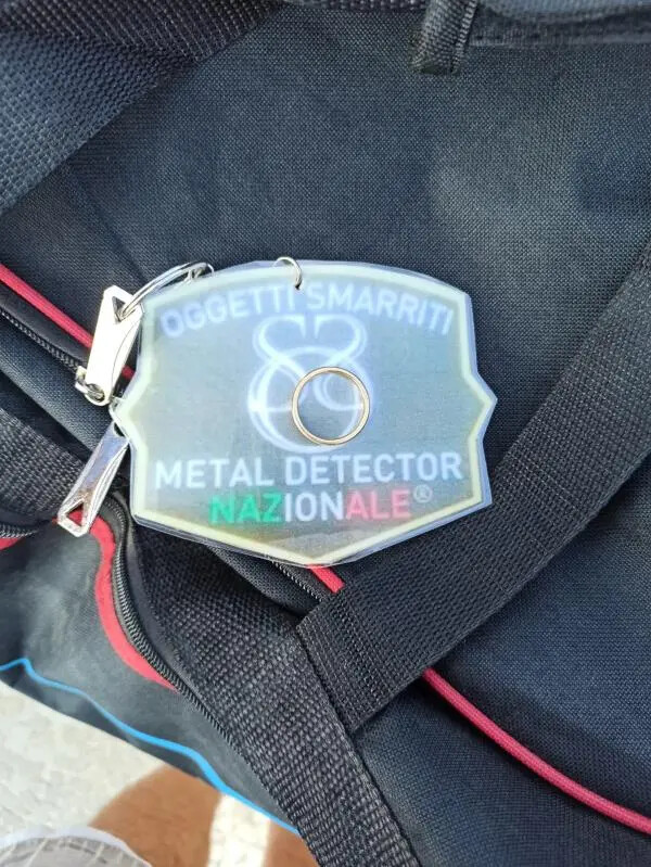 Montauro, turista perde la fede nuziale e la ritrova grazie ad un’associazione images Montauro, turista perde la fede nuziale e la ritrova grazie ad un’associazione