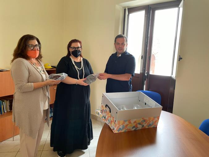 images La Fidapa di Maida-Vena consegna 100 paia di montature di occhiali alla Caritas diocesana
