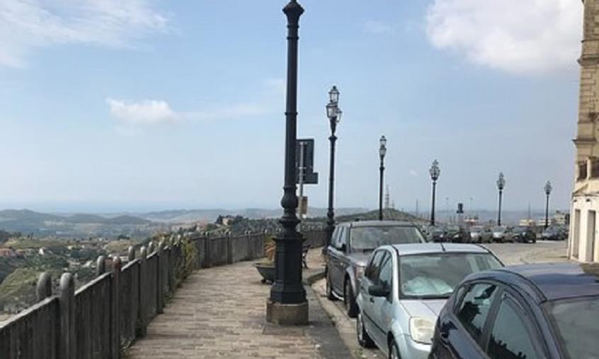Catanzaro. Tenta di suicidarsi lanciandosi dalla balconata di Bellavista, salvata da un operatore ecologico images Catanzaro. Tenta di suicidarsi lanciandosi dalla balconata di Bellavista, salvata da un operatore ecologico