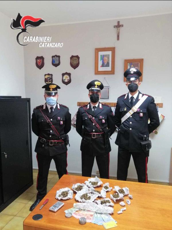 Falerna. In casa con marijuana e bilancino: divieto di dimora per un 42enne che prendeva pure il reddito di cittadinanza images Falerna. In casa con marijuana e bilancino: divieto di dimora per un 42enne che prendeva pure il reddito di cittadinanza