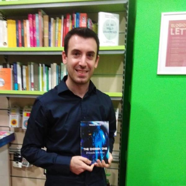 “The Chosen One – Il Cristallo della Forza” sbarca nelle scuole: domani alla "Rodari" appuntamento con il giornalista Capicotto images “The Chosen One – Il Cristallo della Forza” sbarca nelle scuole: domani alla "Rodari" appuntamento con il giornalista Capicotto