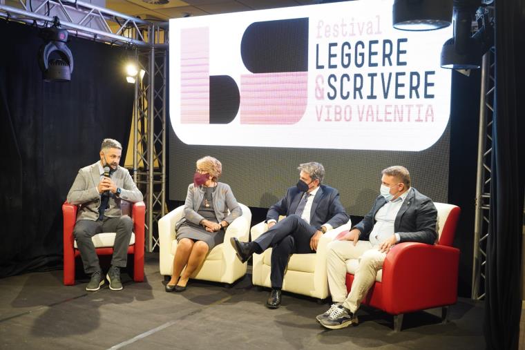 Vibo Valentia. Si alza il sipario sul Festival "Leggere&Scrivere", Barachini: "Raccontiamo la Calabria con orgoglio e senza pregiudizi" images Vibo Valentia. Si alza il sipario sul Festival "Leggere&Scrivere", Barachini: "Raccontiamo la Calabria con orgoglio e senza pregiudizi"