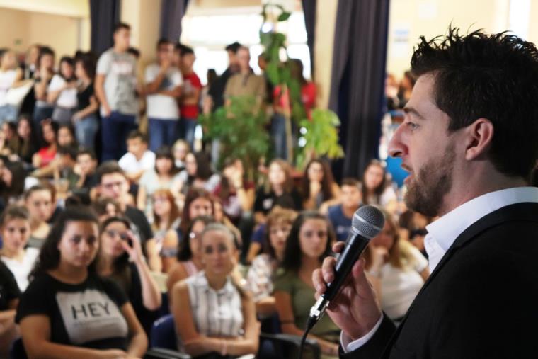 images "A Catona le griglie stradali che saltano creano seri problemi"