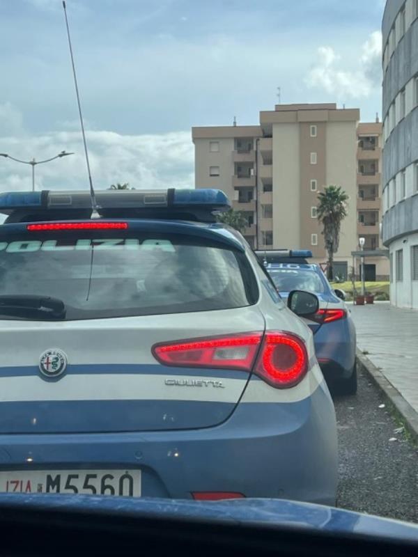 Crotone, intervento massiccio della Polizia nel quartiere Fondo Gesù: sequestrato oltre un chilo di droga images Crotone, intervento massiccio della Polizia nel quartiere Fondo Gesù: sequestrato oltre un chilo di droga