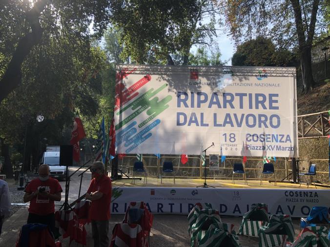 images “Ripartire dal lavoro”, mobilitazione nazionale Cgil, Cisl, Uil oggi a Cosenza. Apre la manifestazione Tonino Russo