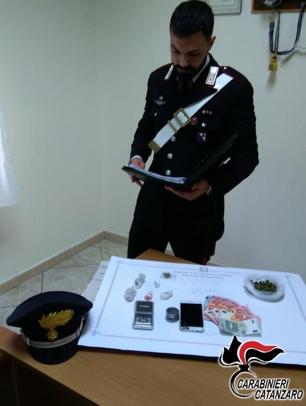images Squillace. Nascondeva in casa marijuana per spacciarla: arrestato un 23enne