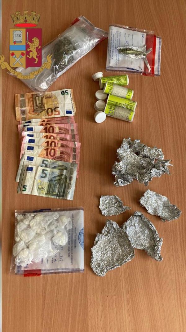 images Spacciava tra i tavolini di un bar e i vichi del borgo: arrestato un 34enne a Tropea