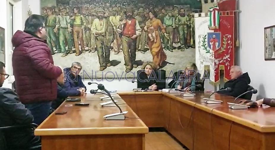 images Vallefiorita, il consiglio dopo l'auto incendiata al vicesindaco: "Reagire con forza" (VIDEO)