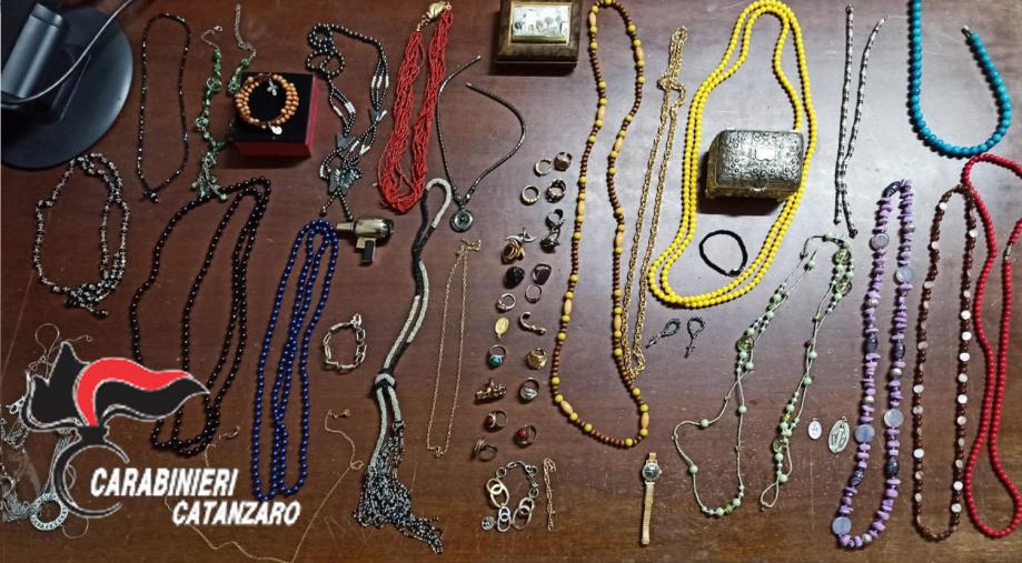 Catanzaro. Forza un infisso e ruba gioielli e bigiotteria per 8.000 euro, 37enne arrestato images Catanzaro. Forza un infisso e ruba gioielli e bigiotteria per 8.000 euro, 37enne arrestato