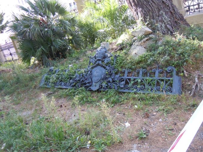 Catanzaro, la denuncia: abbandonato nelle sterpaglie il fregio del cancello dell'Istituto San Pio X images Catanzaro, la denuncia: abbandonato nelle sterpaglie il fregio del cancello dell'Istituto San Pio X