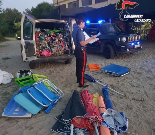 Roccelletta di Borgia. Cento ombrelloni lasciati sulla spiaggia libera: scatta il sequestro dei carabinieri images Roccelletta di Borgia. Cento ombrelloni lasciati sulla spiaggia libera: scatta il sequestro dei carabinieri