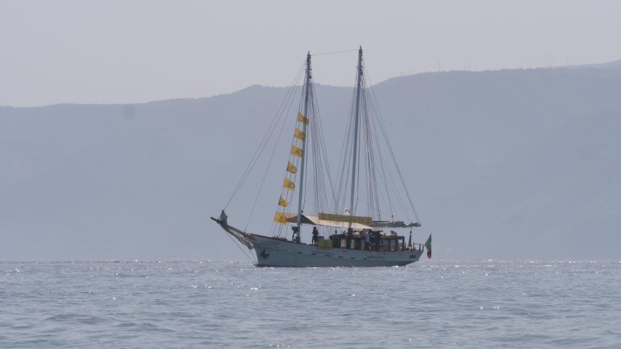 images Blitz di Goletta Verde sullo Stretto di Messina per dire "No" al ponte
