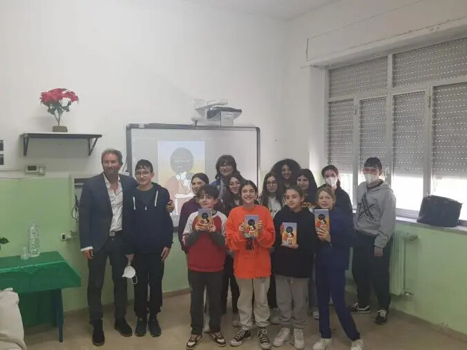 Il viaggio di una vita nel racconto di Pier Vincenzo Gigliotti agli alunni dell’IC Alessandro Manzoni Nord-Est
images Il viaggio di una vita nel racconto di Pier Vincenzo Gigliotti agli alunni dell’IC Alessandro Manzoni Nord-Est