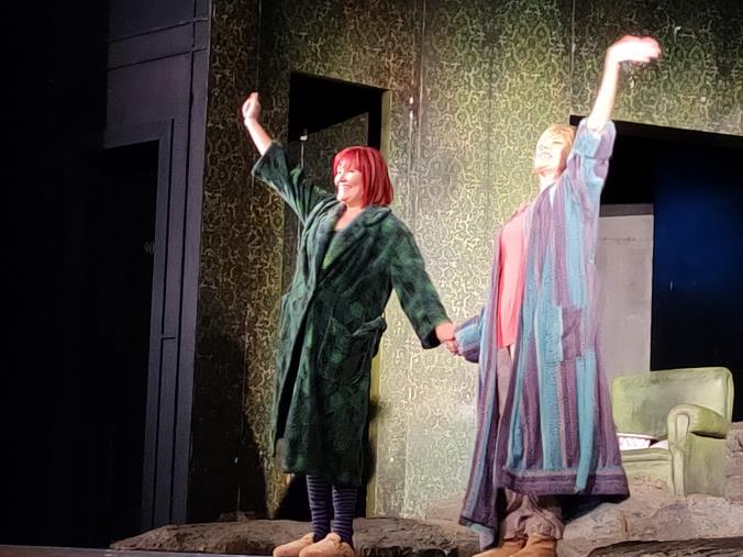 Ama Calabria, successo al Teatro Comunale per la “Manola” con Nancy Brilli e Chiara Noschese images Ama Calabria, successo al Teatro Comunale per la “Manola” con Nancy Brilli e Chiara Noschese