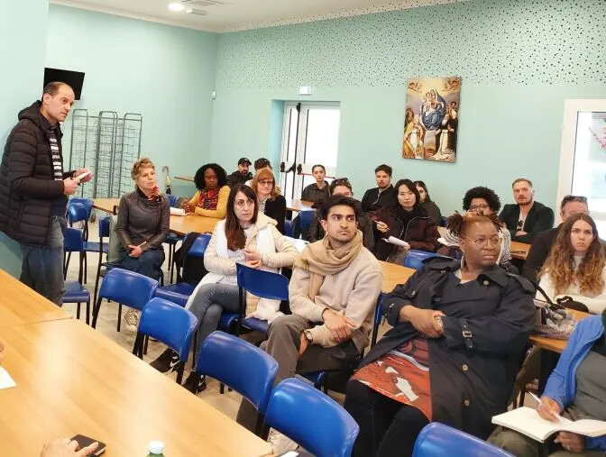 images Lamezia, gli inglesi del progetto "Curve" fanno visita alla mensa della Caritas diocesana