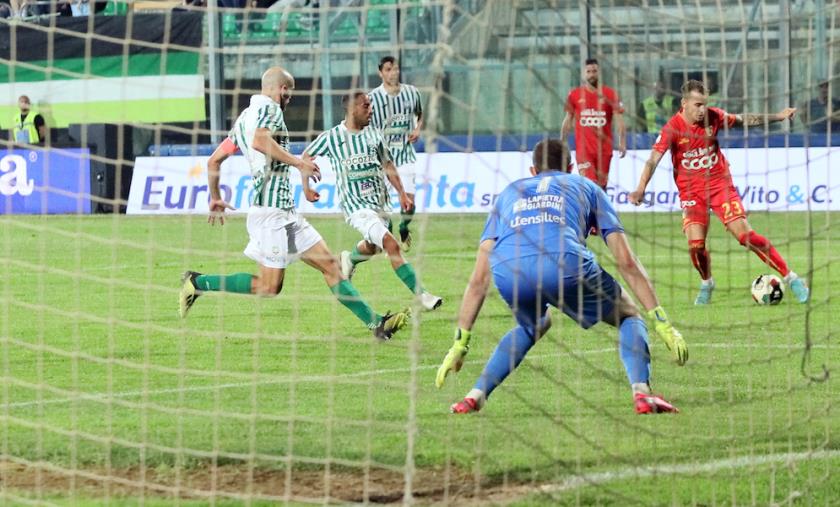 Us Catanzaro 1929, una grande prova di maturità coronata dalle perle di Iemmello e da un tifo encomiabile images Us Catanzaro 1929, una grande prova di maturità coronata dalle perle di Iemmello e da un tifo encomiabile