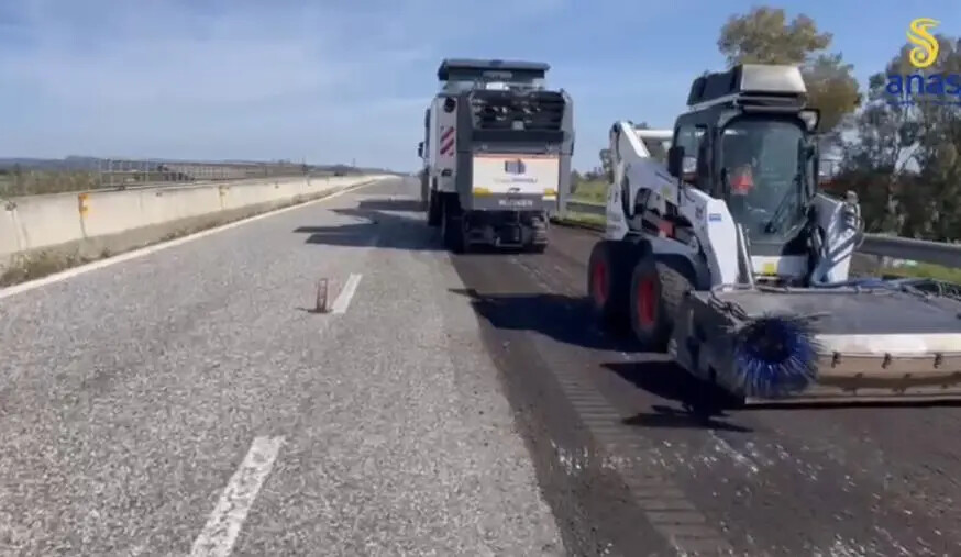 Crotone, nuova pavimentazione e consolidamento delle scarpate sulla Statale 106 images Crotone, nuova pavimentazione e consolidamento delle scarpate sulla Statale 106