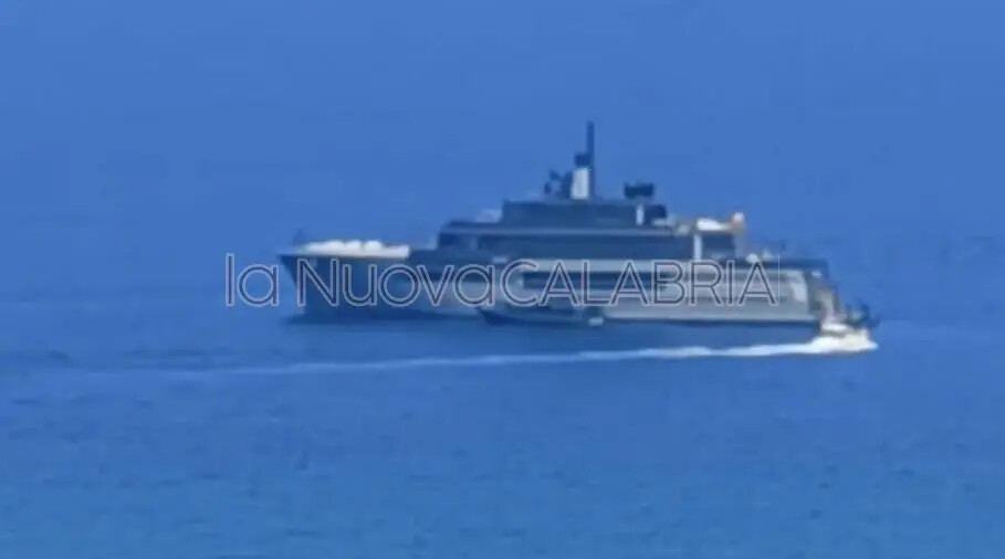 images Il mega yacht di Armani getta l'ancora nelle acque cristalline di Tropea