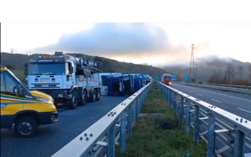images Si ribalta un autocarro: chiusa l’A2 a Morano Calabro &nbsp;