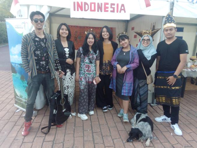 images Camion trancia il cavo elettrico, in fiamme