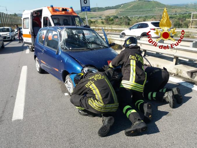 Perde il controllo dell'auto e sbatte contro il guardrail: ferita una giovane sulla SS 280 images Perde il controllo dell'auto e sbatte contro il guardrail: ferita una giovane sulla SS 280