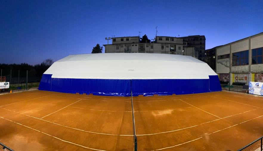 images La Calabria Swim Race presenta la copertura di un campo da tennis nella struttura 'Silvio Giancotti'