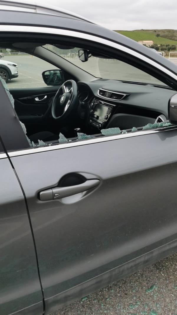 images Cittadella regionale. Auto in sosta saccheggiate dai ladri: parcheggiare è diventato un rischio  (FOTO E VIDEO)  