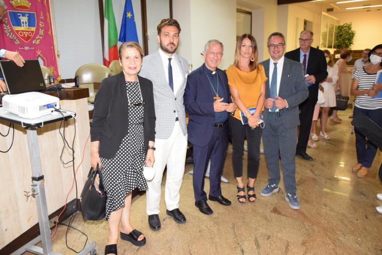 images Crotone. Monsignor Caiazzo ha presentato il volume di diritto internazionale di Federico Ferraro