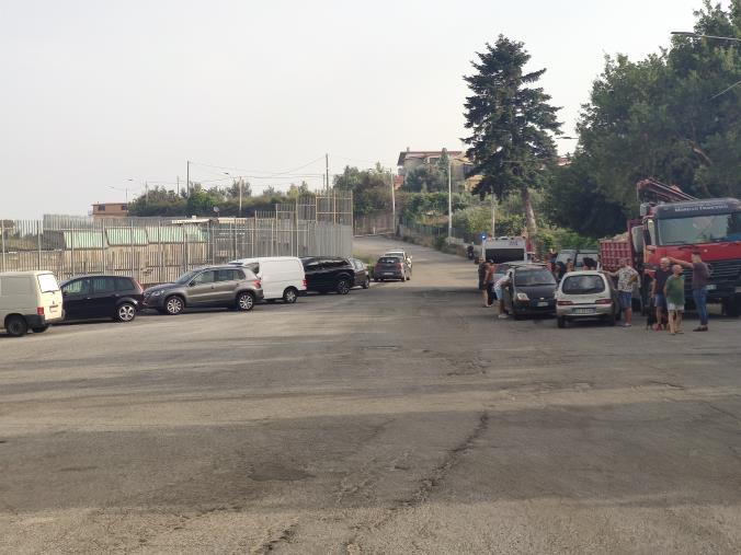 images Pineta di Siano in fiamme: fra gli evacuati un giovane trasportato in ospedale, un altro residente accusa un malore 