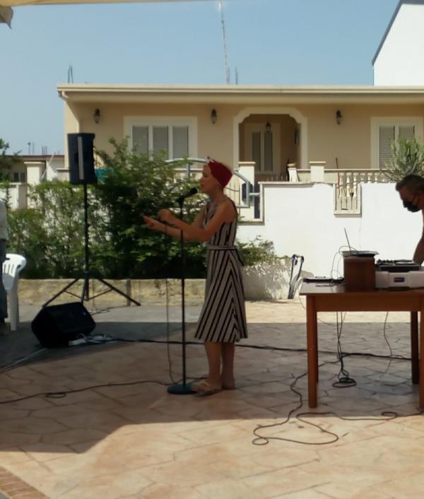 Una mattinata di gioia con Vera Dragone nella RSA "Sant'Anna" di Botricello images Una mattinata di gioia con Vera Dragone nella RSA "Sant'Anna" di Botricello