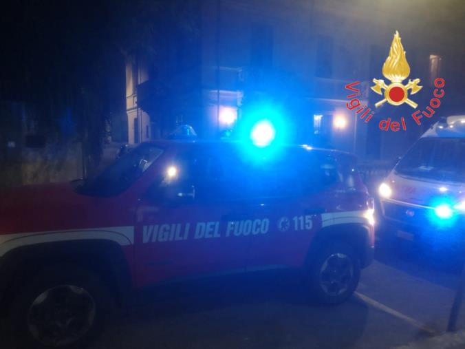 Catanzaro. Extracomunitario minaccia di lanciarsi dal quinto piano in zona Stadio: salvato dai vigili del fuoco images Catanzaro. Extracomunitario minaccia di lanciarsi dal quinto piano in zona Stadio: salvato dai vigili del fuoco