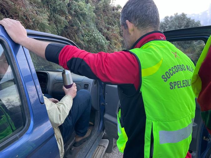 Escursionista 72enne inglese in difficoltà sul sentiero di Traccolino, salvato dal Soccorso alpino images Escursionista 72enne inglese in difficoltà sul sentiero di Traccolino, salvato dal Soccorso alpino