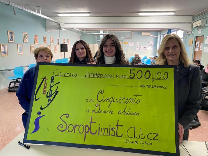 images Catanzaro, il Soroptimist a sostegno delle giovani studentesse: consegnata la borsa di studio a Desirée Adamo 