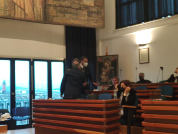images Consiglio comunale Catanzaro, rissa sfiorata fra Costanzo e Costa. Poi arriva la stretta di mano